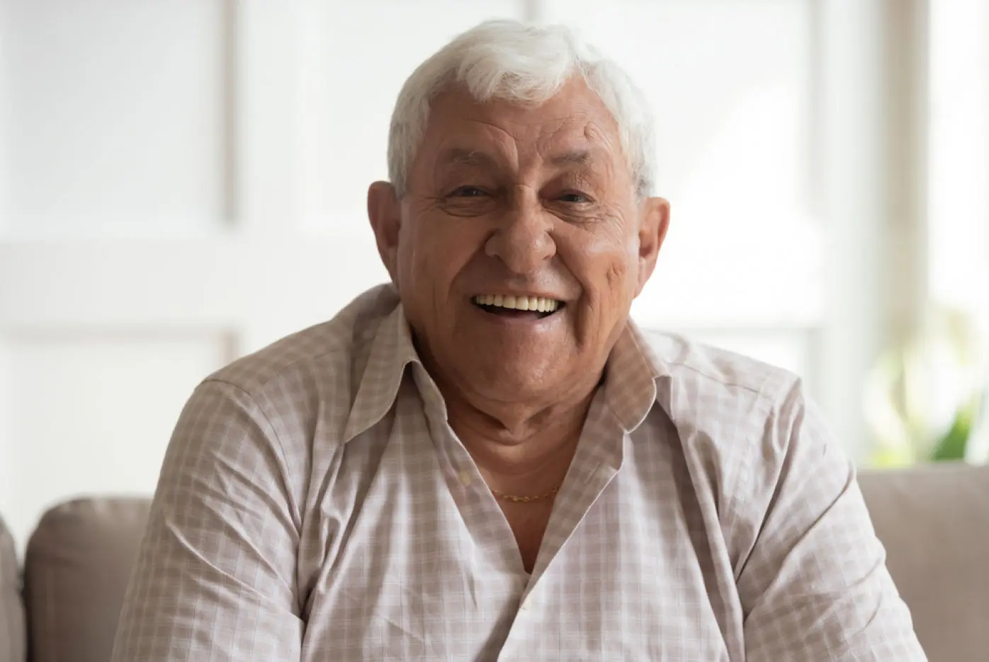 Persona mayor sonriendo